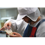 一つ一つ、昔ながらの手作業。 真心こめて作っています。