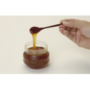 原料の飴にもこだわりを持ち、もち米から精製された「米飴」を使用して、あっさりとした上品な甘味が特徴です。  　また、素材の風味を大事にする為、着色料や添加物は一切含まれず、水飴に最低限必要な材料で炊き上げています。