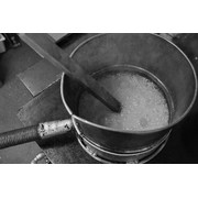 創業以来、初代から受け継がれる当店の「ひやしあめの素」は、飴炊きに用いる本地釜を使用し手間隙かけて丁寧につくります。