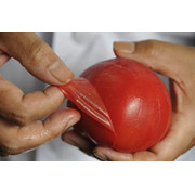 京都三条の千鳥酢を使用したゼリーで包まれ、きらきら輝くトマトのお漬物をつくるのは、二百年を超えた京漬物の老舗出身の職人。