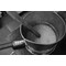 創業以来、初代から受け継がれる当店の「ひやしあめの素」は、飴炊きに用いる本地釜を使用し手間隙かけて丁寧につくります。
